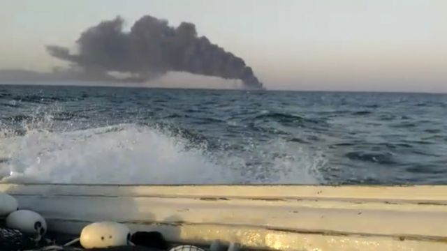 El buque de apoyo de la Armada iraní Kharg tras sufrir un incendio en el golfo de Omán. 2 de junio de 2021.