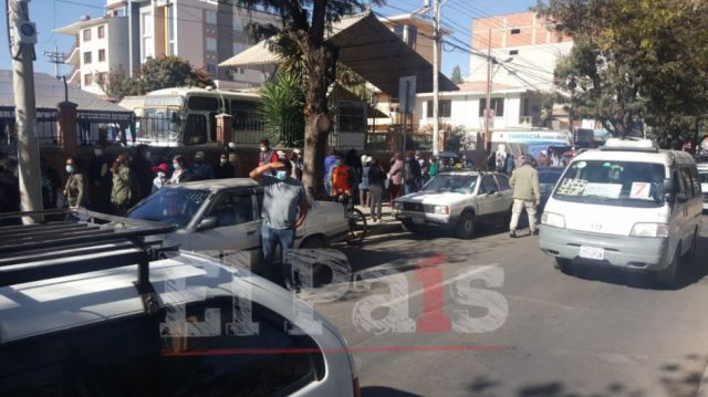Largas filas de personas que esperan ser inmunizados