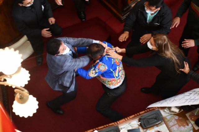 A golpes: Parlamentarios se enfrentan en plena interpelación al Ministro de Gobierno (Video)