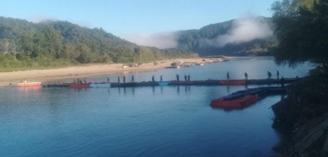 "Gomones" se convierten en un puente improvisado para cruzar la frontera en Bermejo