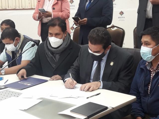 Alcaldes y Gobierno firman acta para importar vacunas 