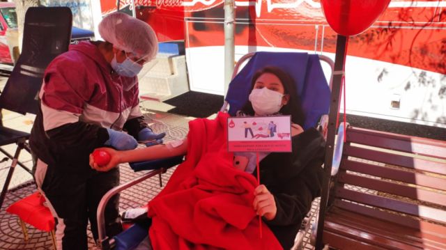 Ariana Ramírez al momento de donar.