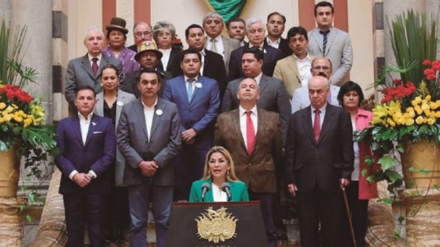 Los casos respiradores y gases  asechan a exministros de Áñez