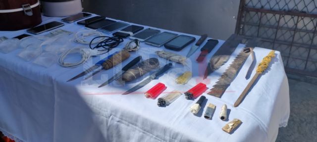 celulares y armas blancas incautados en la cárcel de Tarija