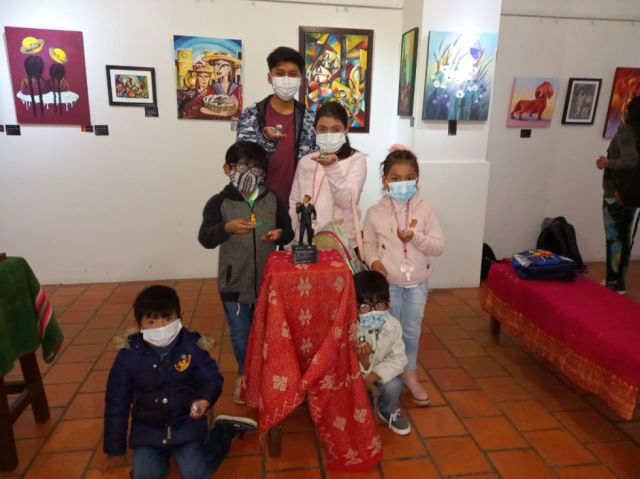 Diego junto a los niños que dicta clases