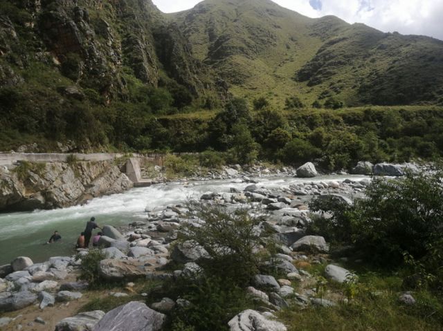 Limpias y cristalinas aguas en el rio de San Pedro de Sola 