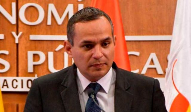 Exviceministro de Tesoro fue impedido de viajar, lo retuvieron y citaron a declarar por caso FMI