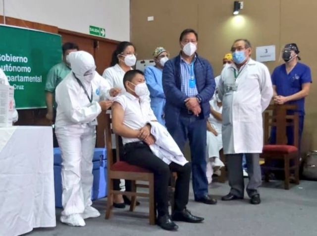 Arce autoriza vacunación desde los 18 años, asegura seis millones de dosis