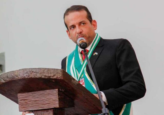 Fiscalía admite denuncia contra Fernando Camacho