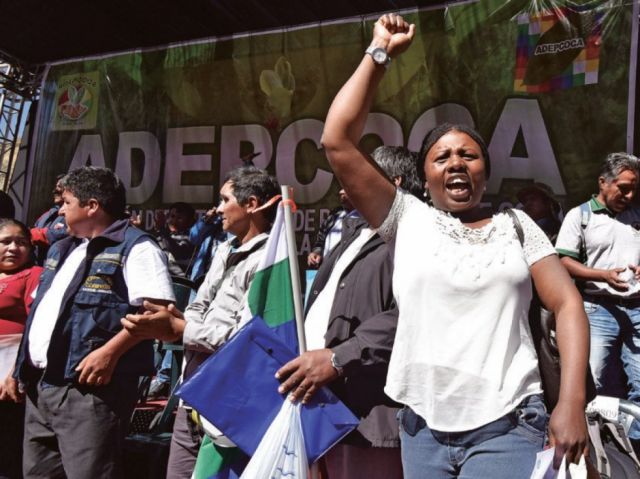 Bloqueo retrasa asamblea de la Adepcoca afín al MAS
