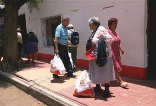 Adultos mayores alistan bloqueo de carreteras en demanda de canasta alimentaria