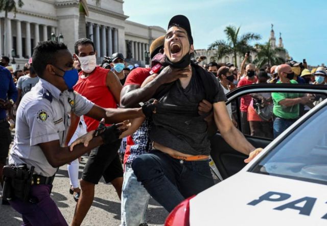 Miles de manifestantes toman las calles en Cuba