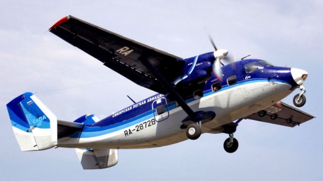 Encuentran con pasajeros vivos el avión desaparecido en Siberia