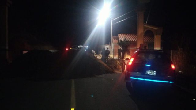 Padcaya bloquea la ruta Tarija-Bermejo en demanda de reactivación de obras 