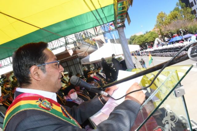 Arce pide a las FFAA no ser parte de "golpes de Estado" ni recibir armas de otros países