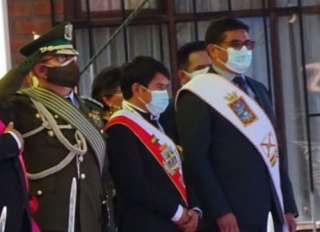 Gobernador de Chuquisaca se retira de la Parada Militar tras equivocación con su nombre 