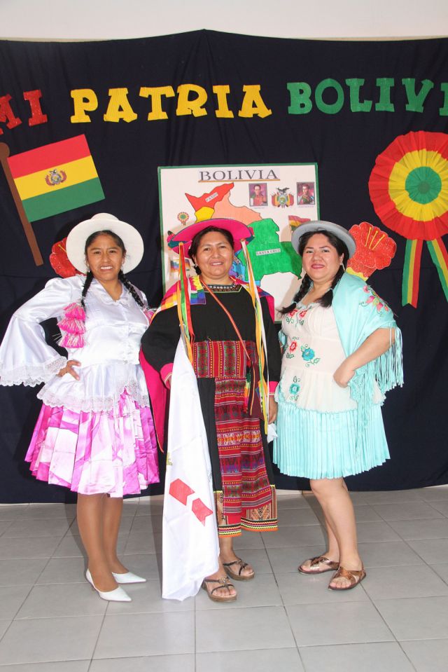 Las profesoras con trajes de los valles de Bolivia.