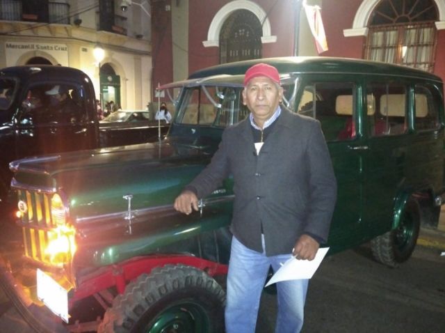 Jhonny junto a su vehículo