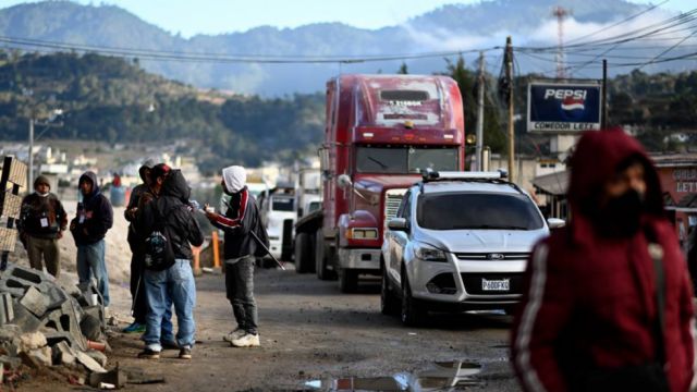Manifestantes bloquean carreteras en Guatemala