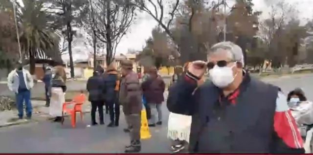 Adultos mayores bloquean avenidas en Tarija por la segunda dosis de Sputnik V