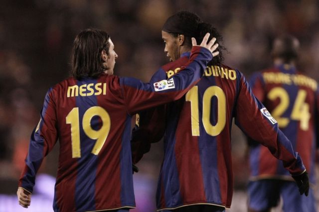 Ronaldinho y el peculiar mensaje que puso tras la firma de Messi