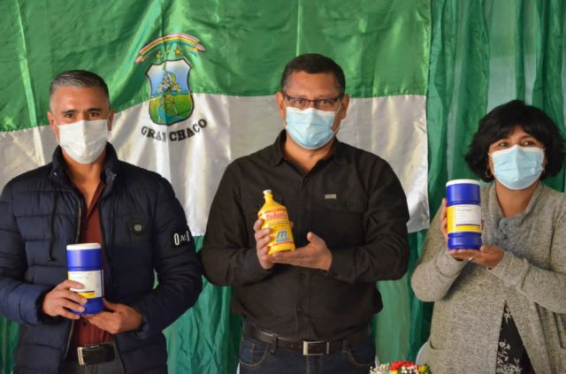 Gobernador entregó vitaminas y desparasitantes a ganaderos de Yacuiba