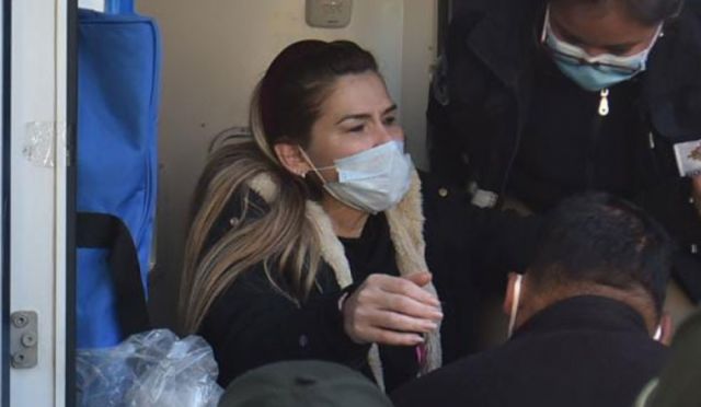 Denuncian “abuso” durante traslado de Áñez al hospital