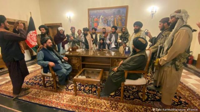 Presidente afgano renuncia y los talibanes toman Kabul