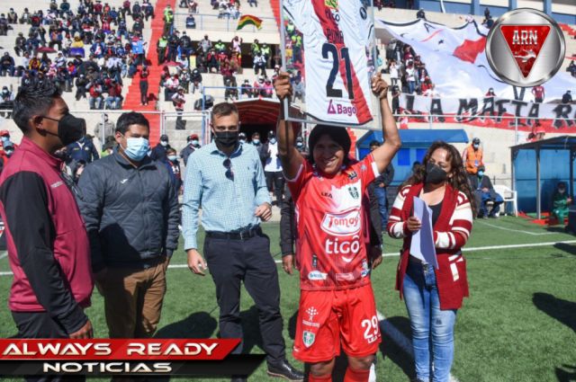 El estadio de El Alto se puso de pie para homenajear a Puña 