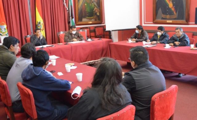 Montes se compromete con cívicos a entregar información documentada 