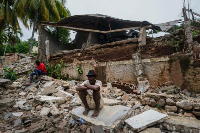 Terremoto: haitianos entierran a sus muertos