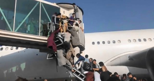 Culpan a Washington por caos en el aeropuerto de Kabul