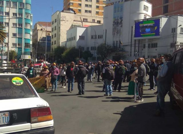 Cooperativistas activan bloqueo de las ‘mil esquinas’ en La Paz