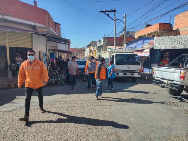 Alcaldía despeja calles y aceras ocupados por comerciantes en Tarija, reincidentes serán multados
