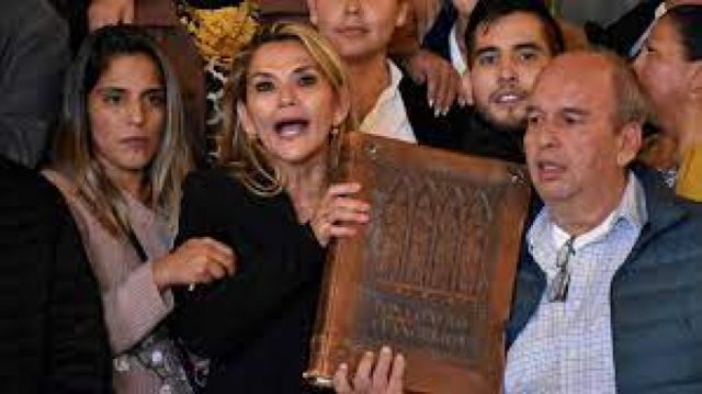 Fiscalía solicita al TSE que le informe si Añez fue nombrada o acreditada como Presidenta