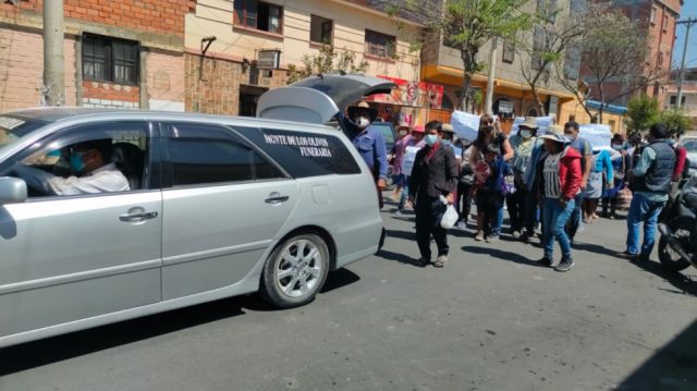 Entre clamores de justicia entierran a Juliana, víctima de feminicidio en Tarija Entre clamores de justicia entierran a Juliana, víctima de feminicidio en Tarija