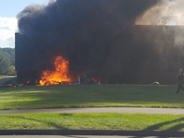 Un avión impacta en un edificio en Connecticut y causa un incendio (VIDEO)