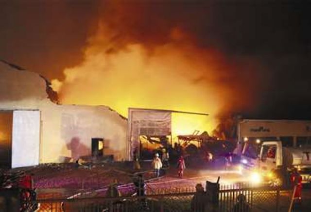 Santa Cruz: Incendio en fábrica de colchones deja el 80% de los materiales convertido "en ceniza"