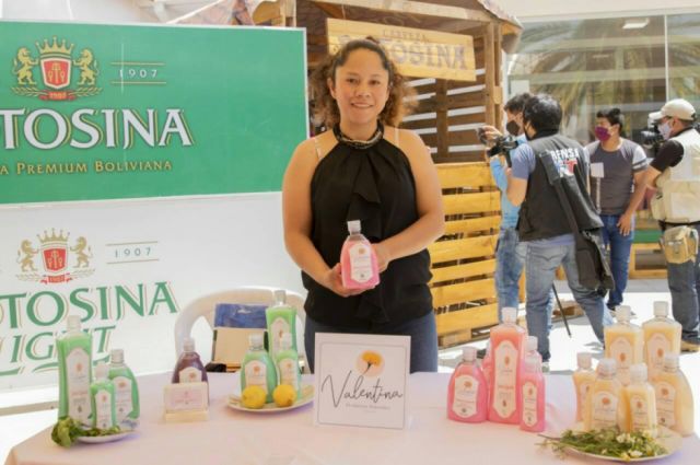 Evelia junto a sus productos
