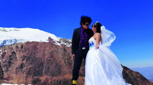 Caminaron 3 días para casarse en la cima del Illimani (Video)