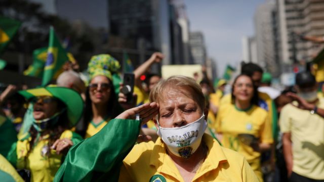 VIDEOS: Seguidores de Bolsonaro intentan invadir el Ministerio de Salud VIDEOS: Seguidores de Bolsonaro intentan invadir el Ministerio de Salud