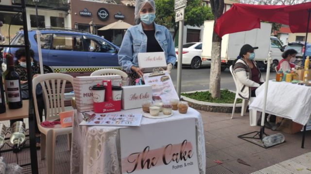 Valeria González atendiendo el puesto de The Cake.