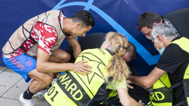 Cristiano Ronaldo dispara un fuerte pelotazo que noquea a una mujer del equipo de seguridad y se apresura a ayudarla (Video)