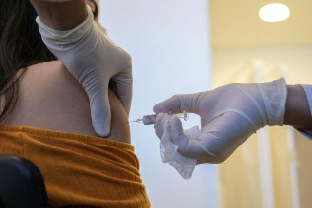 Reino Unido empieza a aplicar vacuna de refuerzo Covid