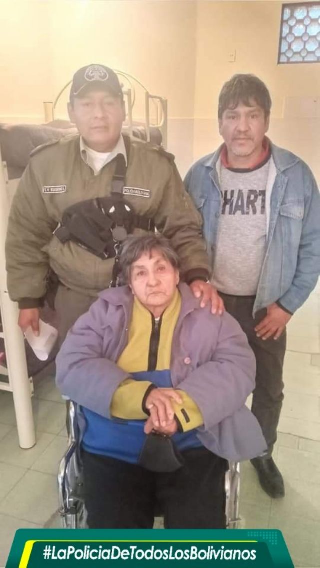 La Policía en Tarija ayuda a una mujer con comida y a regresar a Argentina 