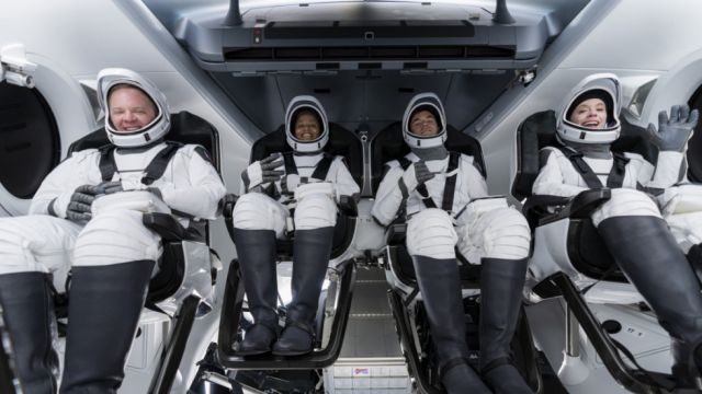 La primera misión con una tripulación civil de SpaceX regresa con éxito a la Tierra después de tres días en el espacio (Video)