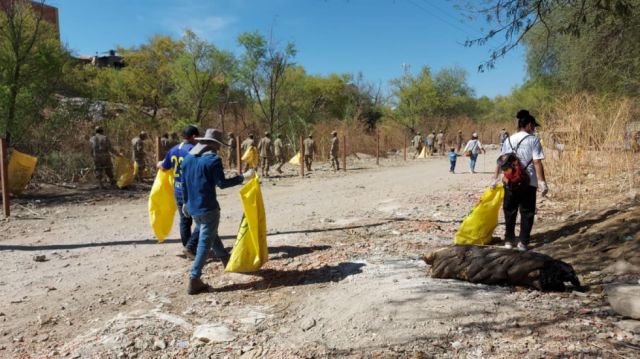 Diferentes instituciones se unieron para limpiar la quebrada El Monte en Tarija