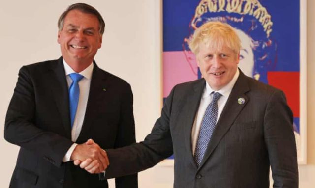 Vacunas antiCovid dominó plática Bolsonaro-Johnson