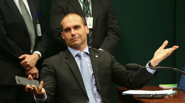 Uno de los hijos de Bolsonaro da positivo a Covid