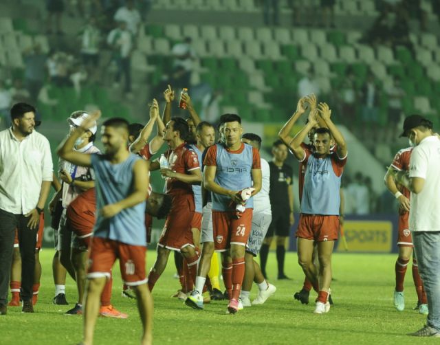 Royal Pari gana a Oriente con 10  hombres en el campo de juego 